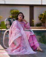 Gulabi Glimps